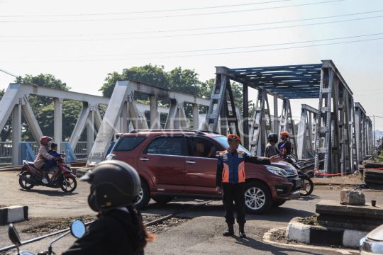 Perjalanan kereta api normal kembali pascakecelakaan truk tertabrak KA Brantas Page 3 Small