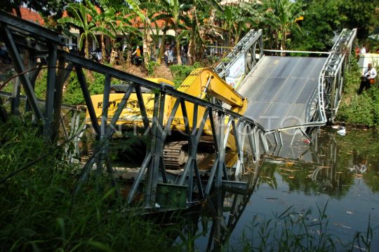 Jembatan ambruk di Kabupaten Tegal Page 1 Small