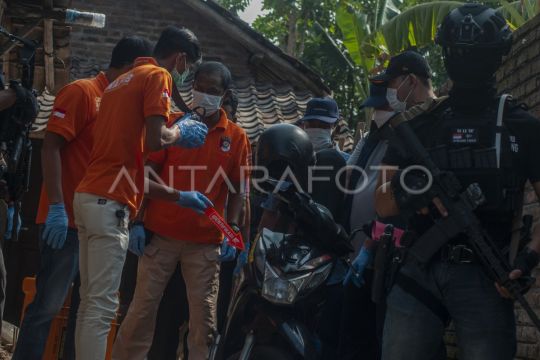 Polisi olah tempat kejadian perkara di rumah terduga teroris Page 2 Small