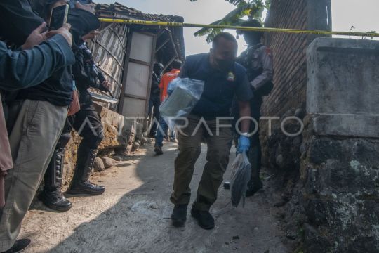 Polisi olah tempat kejadian perkara di rumah terduga teroris Page 3 Small