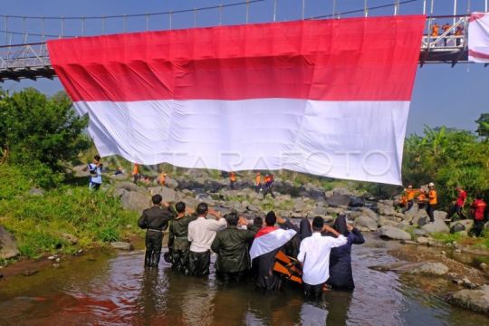 Pembentangan bendera Merah Putih di Jembatan Sangkil Parakan Page 1 Small