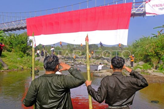 Pembentangan bendera Merah Putih di Jembatan Sangkil Parakan Page 2 Small