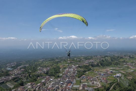 Wisata paralayang di lereng Gunung Merbabu Page 1 Small