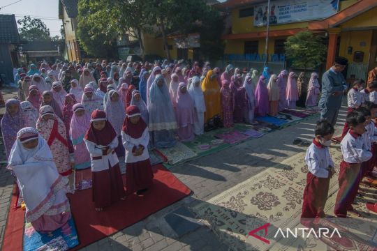 Siswa shalat meminta hujan di Boyolali Page 2 Small