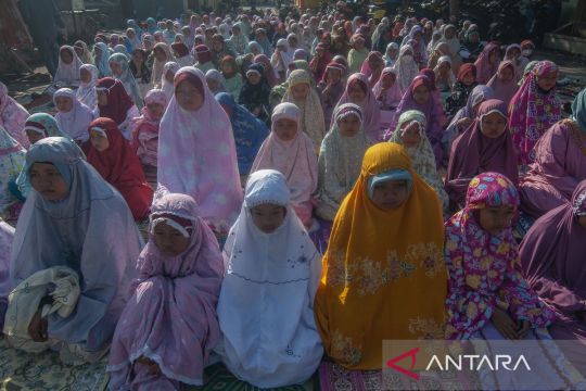 Siswa shalat meminta hujan di Boyolali Page 1 Small