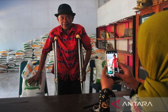 Penyaluran bantuan beras di Kudus Page 1 Small