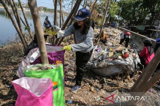 Aksi bersih-bersih di bantaran Sungai Banjir Kanal Timur Semarang Page 1 Small