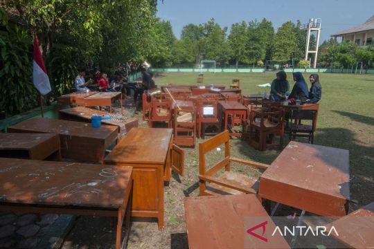 Plafon ruang kelas ambrol akibat hujan deras dan angin kencang Page 3 Small