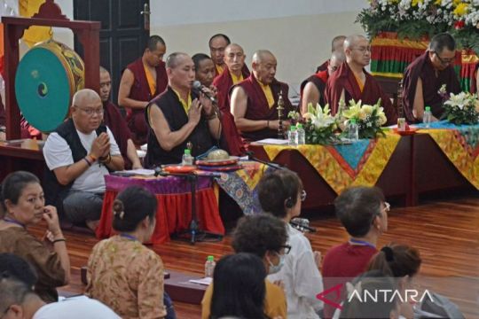 Dharma Teaching and Empowerment di Vihara Graha Padmasambhava Borobudur Page 1 Small