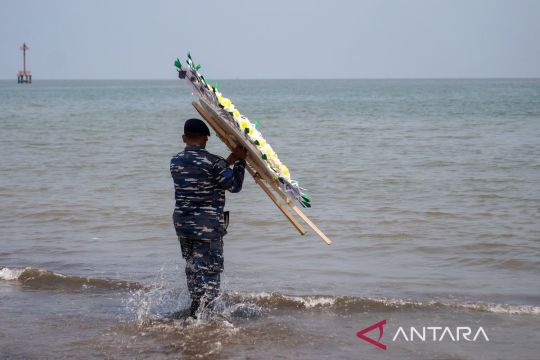 Tabur bunga peringati Hari Pahlawan di Pantai Utara Batang Page 2 Small