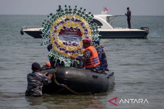 Tabur bunga peringati Hari Pahlawan di Pantai Utara Batang Page 1 Small