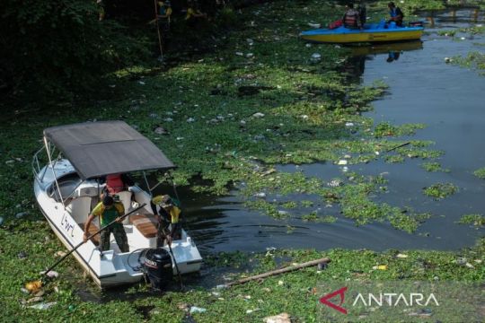 Aksi bersih sungai di Solo Page 1 Small