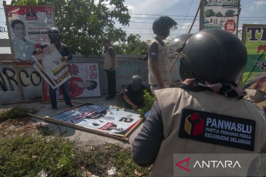 Penertiban alat peraga kampanye  Page 1 Small