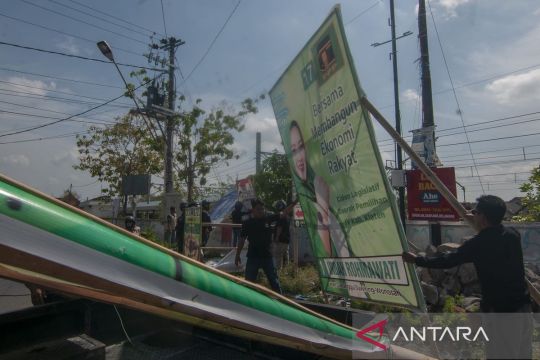 Penertiban alat peraga kampanye  Page 2 Small