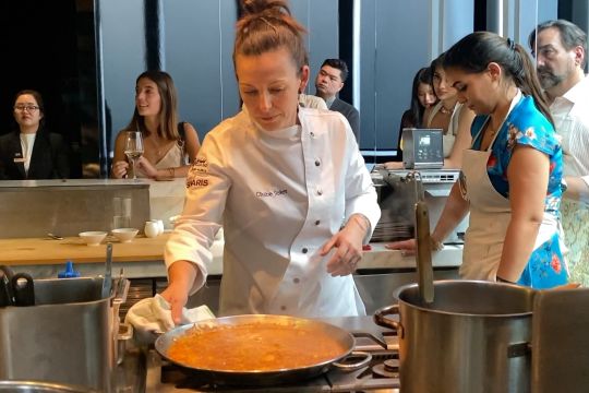Membuat Paella, menu populer dari negeri Matador