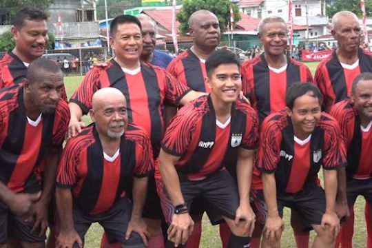 Kaesang main sepakbola bersama Persipura Allstar