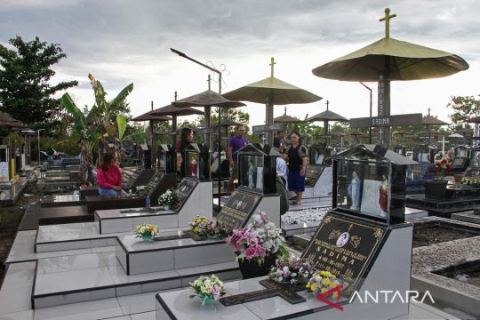 Tradisi Ziarah Makam Jelang Paskah Di Palangka Raya Page 4 Small