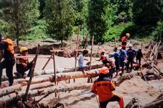 SAR Gabungan evakuasi 10 warga terisolasi terdampak bencana Luwu