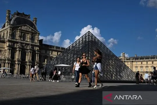 Koleksi Napoleon dirampok, Museum Louvre di Paris ditutup