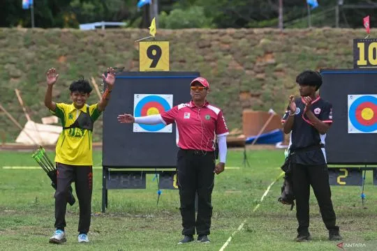 Tim panahan DIY kunci emas di nomor nasional total beregu putra