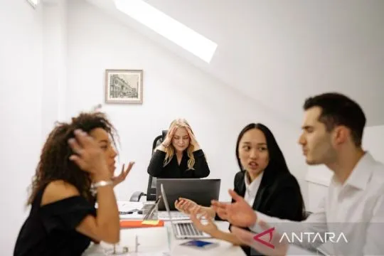Cara hadapi rekan kerja yang iri di lingkungan profesional