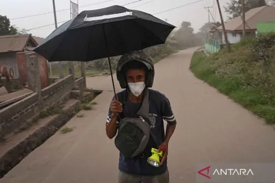 Hujan abu dan pasir vulkanis erupasi Gunung Lewotobi selimuti Desa Pululera