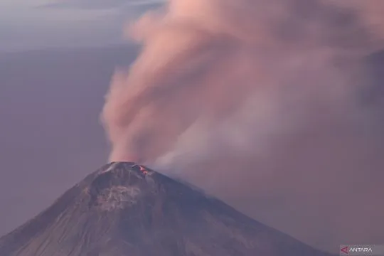 Badan Geologi identifikasi pergerakan tanah di puncak Gunung Lewotobi