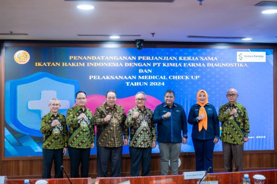 Kimia Farma Diagnostika Menandatangani Komitmen Kerja Sama dalam Tingkatkan Pelayanan Kesehatan bagi Para Hakim (Ikatan Hakim Indonesia)