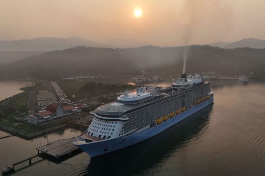 Kapal pesiar mewah Quantum of the Seas bersandar di Indonesia