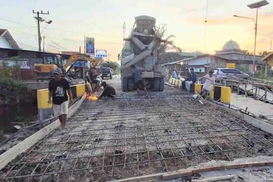 Tindak lanjut laporan masyarakat, Pemkab Kobar perbaiki jembatan rusak