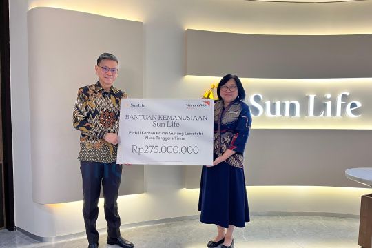 Sun Life salurkan Rp275 juta untuk korban erupsi Gunung Lewotobi