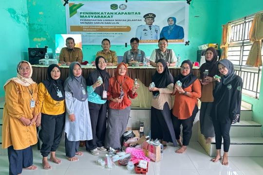 PT Vale latih warga Lutim ubah minyak jelantah jadi lilin aroma terapi