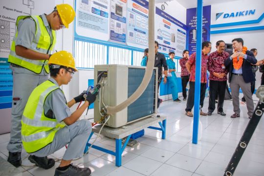 Daikin buka pusat keunggulan di SMKN di Bali dukung pendidikan vokasi