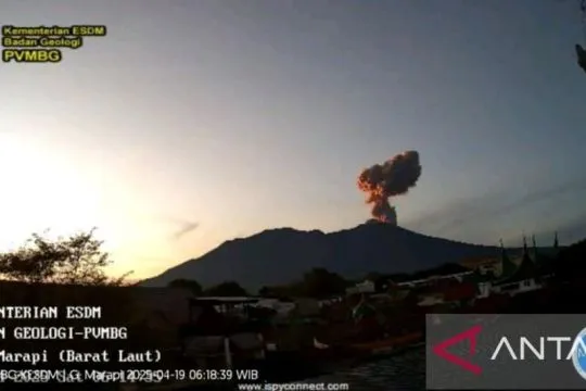 Semburan abu vulkanik Gunung Marapi setinggi 1 km mengarah ke selatan