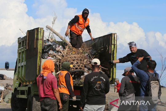 FOTO - Aksi pelaku wisata bersihkan pantai Hari Bumi