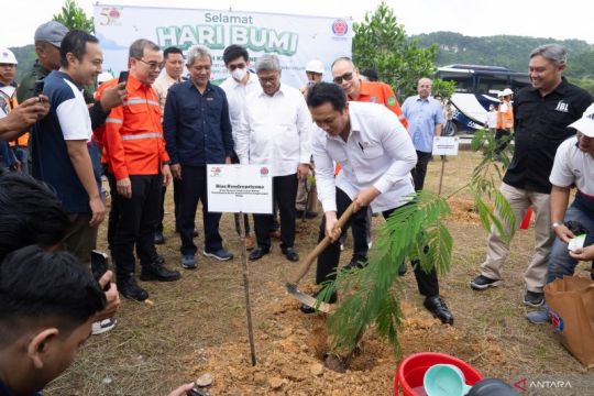 Wamen LH-Indocement tanam pohon di Bogor peringati Hari Bumi