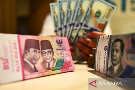 Rupiah melemah seiring Ukraina serang kilang minyak di Rusia