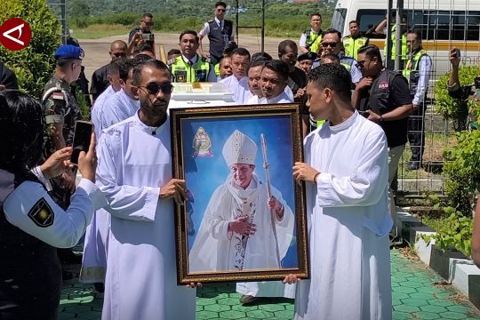 Jenazah Uskup Emeritus Petrus Turang disambut ribuan umat di Kupang