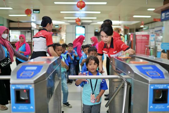 LRT Jabodebek memperingati Hardiknas 2025 dengan "Edutrain" pelajar