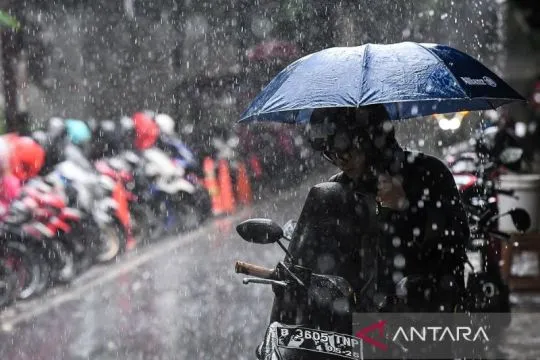 Rabu, BMKG: Waspada hujan ringan hingga berpetir di mayoritas kota RI