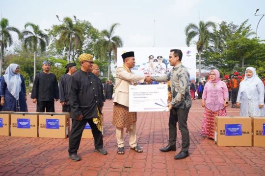 Peruri beri komputer bagi 15 SD di Karawang peringati Hardiknas