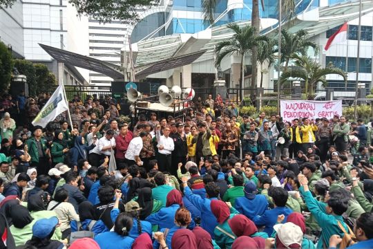 Mendiktisaintek hampiri dan terima aspirasi mahasiswa dalam aksi damai