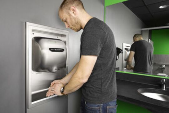 Penelitian LCA yang Baru: Pengering tangan XLERATOR® memangkas jejak karbon hingga 94% dibandingkan handuk kertas