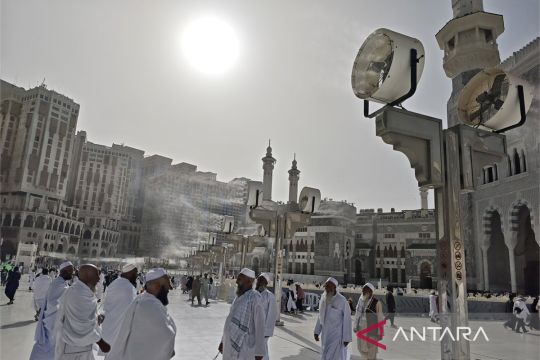 Kipas angin embun bantu jamaah haji bertahan dari cuaca panas di Makkah