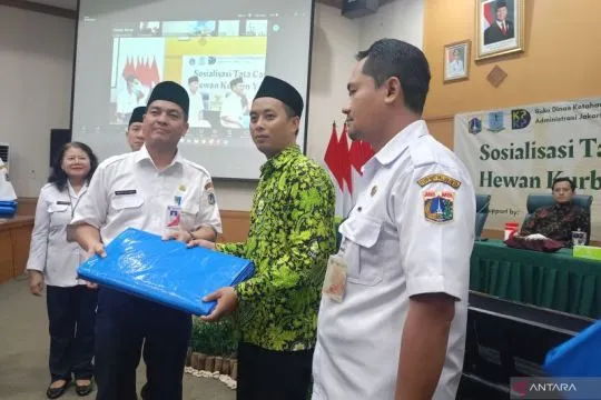 Jaktim bagikan ratusan terpal untuk panitia penyembelihan hewan kurban