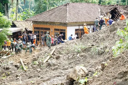 SAR turunkan empat anjing pelacak cari enam korban longsor Trenggalek