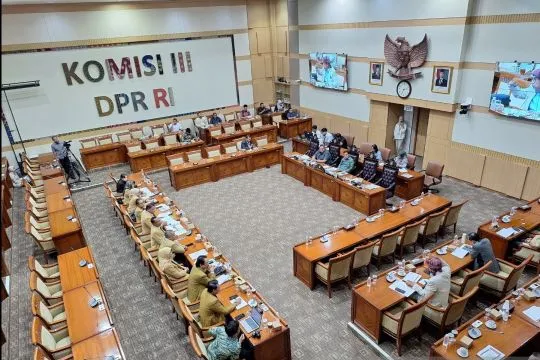 Komisi III DPR targetkan KUHAP baru berlaku 1 Januari 2026