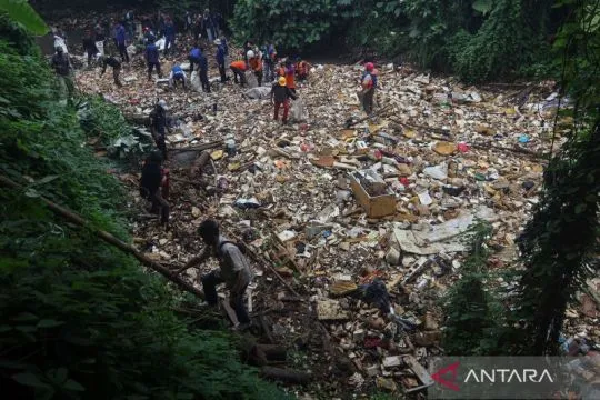 Relawan bersihkan Sungai Kalibaru Bogor yang tertutup sampah