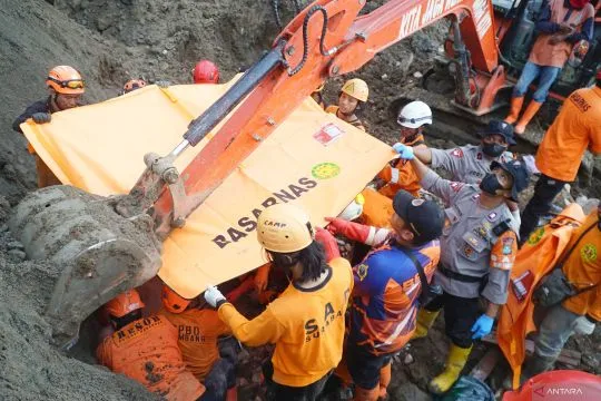 SAR gabungan evakuasi dua korban longsor Trenggalek