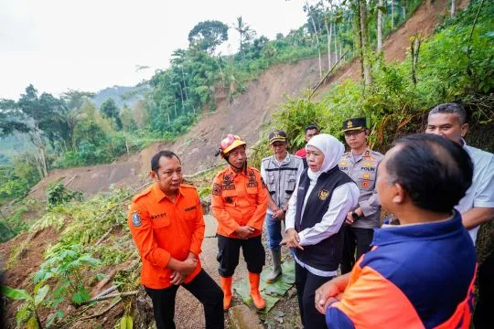 Gubernur Jatim tinjau lokasi longsor trenggalek
